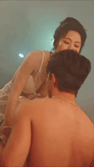 AI短剧《错位爱人》EP1-7全集，夫妻就在闺蜜边上大战直接让闺蜜醒来一起加入战斗 动漫视频 PC端 预览图