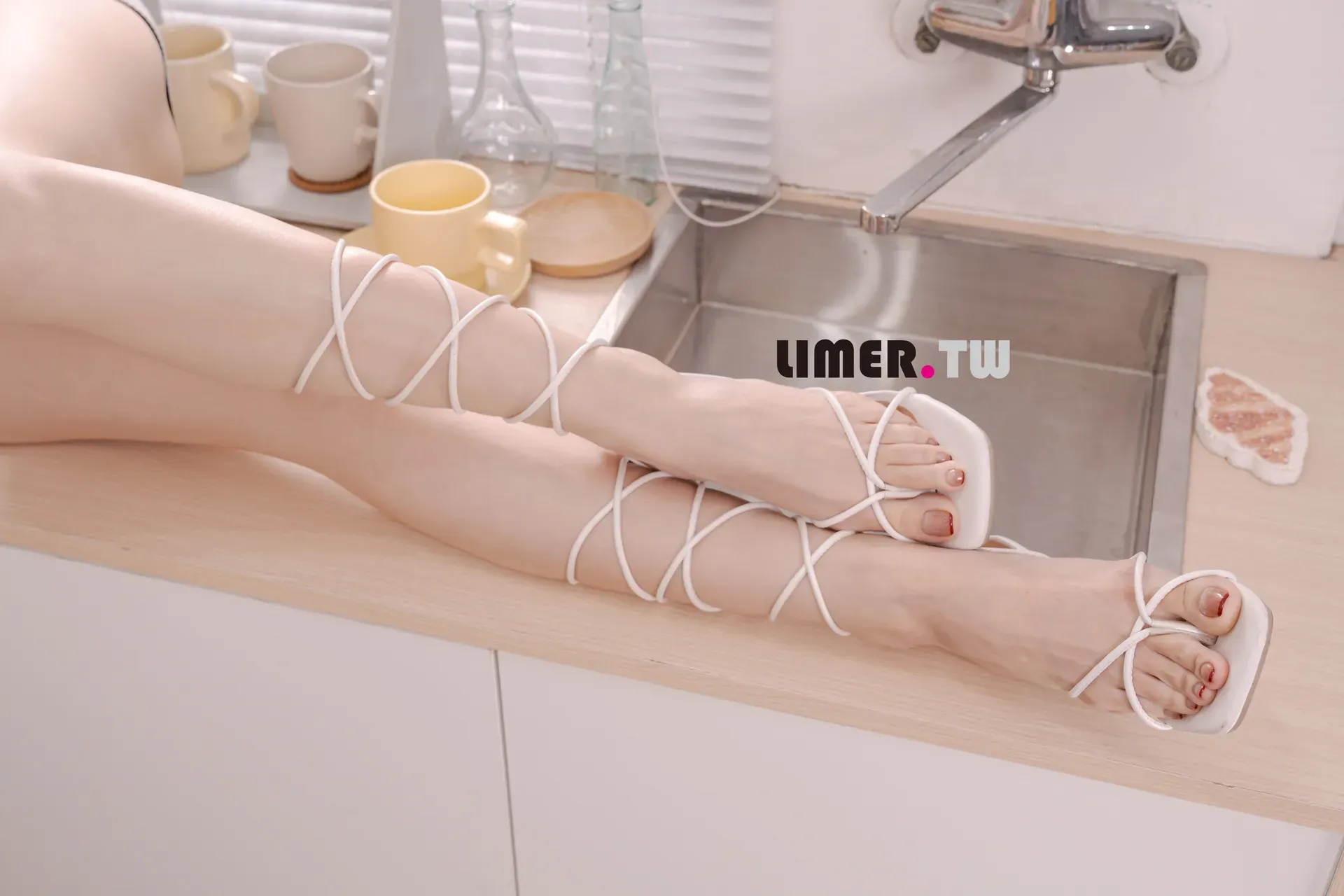 『套图』语葳 Jaly 美脚直接对你贴脸挑逗 - Limerence 套图 预览图