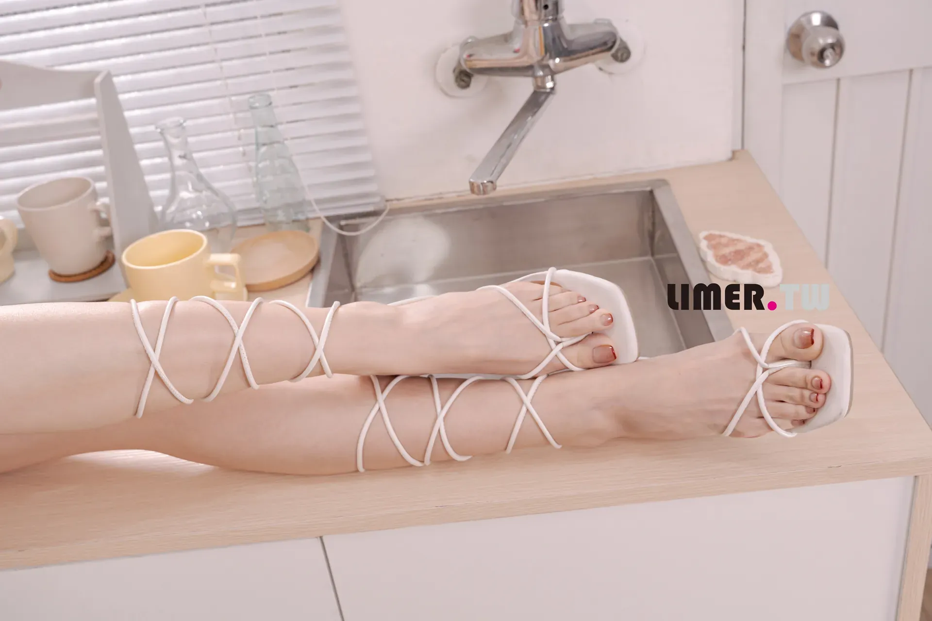 『套图』语葳 Jaly 美脚直接对你贴脸挑逗 - Limerence 套图